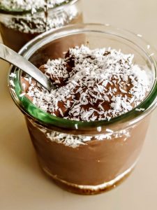 Dolci senza cottura semplici veloci ed economici: mousse di yogurt e cacao con biscotti al cioccolato e cocco rapè!