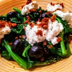 Secondi piatti vegetariani senza uova e senza burro: spinaci saltati in padella con pomodori secchi olive nere e ricotta di bufala