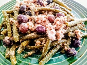 Ricette economiche senza uova e senza lattosio: insalata di fagiolini con tonno olive nere olio evo e aceto di mele