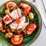 Ricette light senza glutine senza burro e senza uova: insalata di fagiolini con salmone pomodori e olive verdi