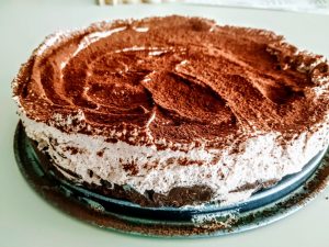 Dolci senza cottura semplici e veloci: torta con kamut soffiato al cioccolato panna montata e crema alle nocciole 