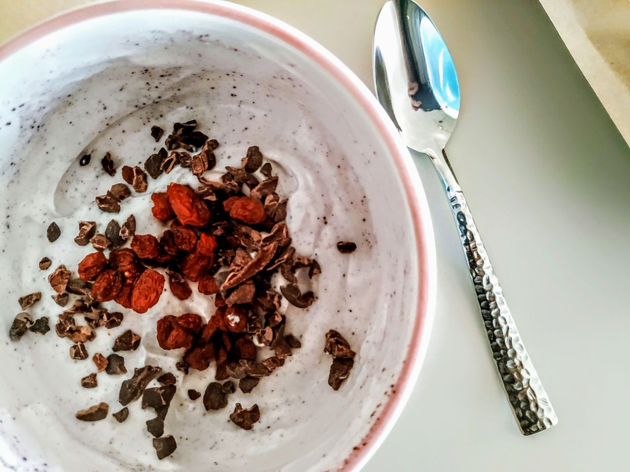 Colazione sana nutriente senza zucchero senza glutine e senza uova: yogurt Bowl con Acai in polvere granella di cacao cruda e bacche di Goji