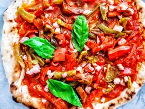Ricette senza lattosio e senza formaggio: pizza con peperoni pancetta e basilico