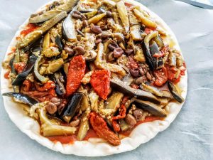 Pizza rossa con melanzane pomodori secchi e olive taggiasche: un piatto unico gustoso e saporito senza burro e senza formaggio