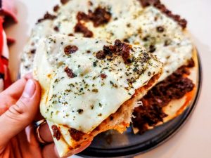 Ricette economiche semplici e veloci: pizza veloce con patè di pomodori secchi basilico e peperoncino con formaggio a fette senza lattosio 