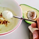 Colazione light sana e nutriente: yogurt greco con avocado maca in polvere e cannella