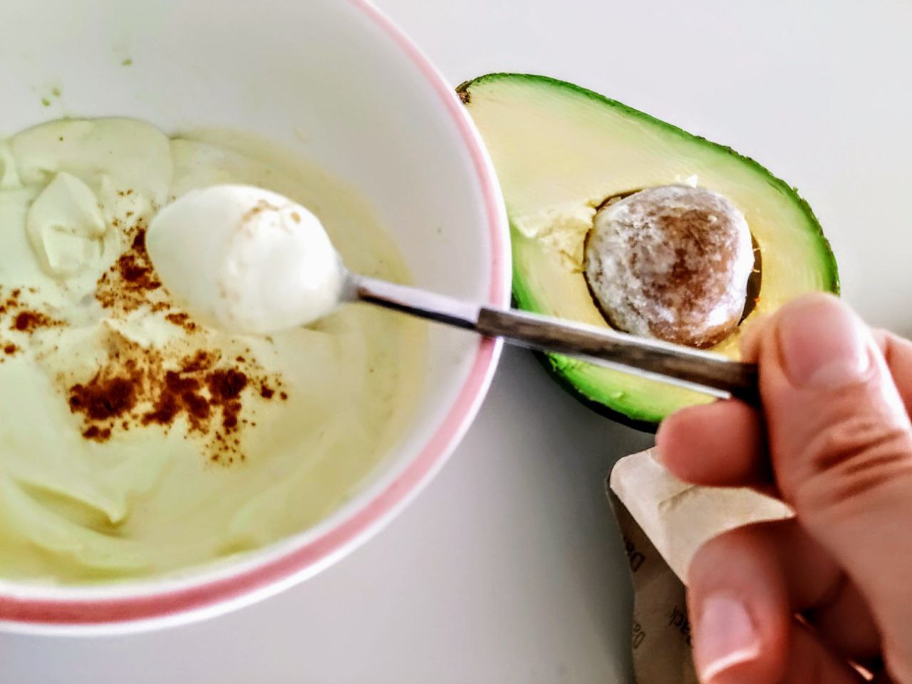 Colazione light sana e nutriente: yogurt greco con avocado maca in polvere e cannella