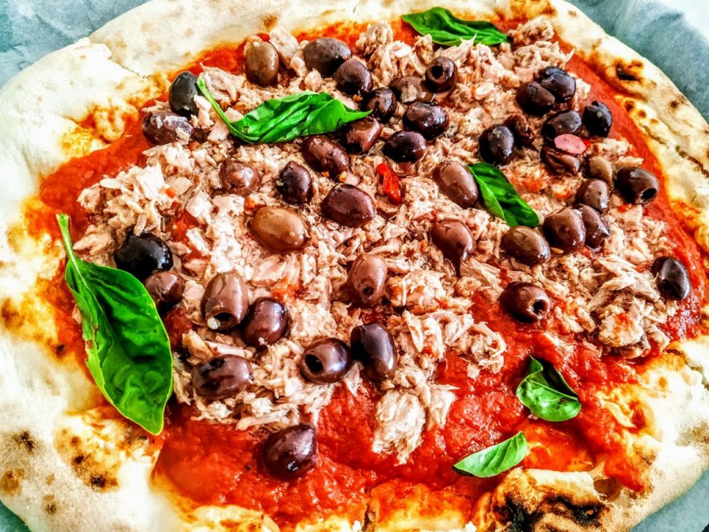 Ricette semplici economiche e gustose senza formaggio: pizza rossa con passata di pomodoro bio tonno olive nere e basilico