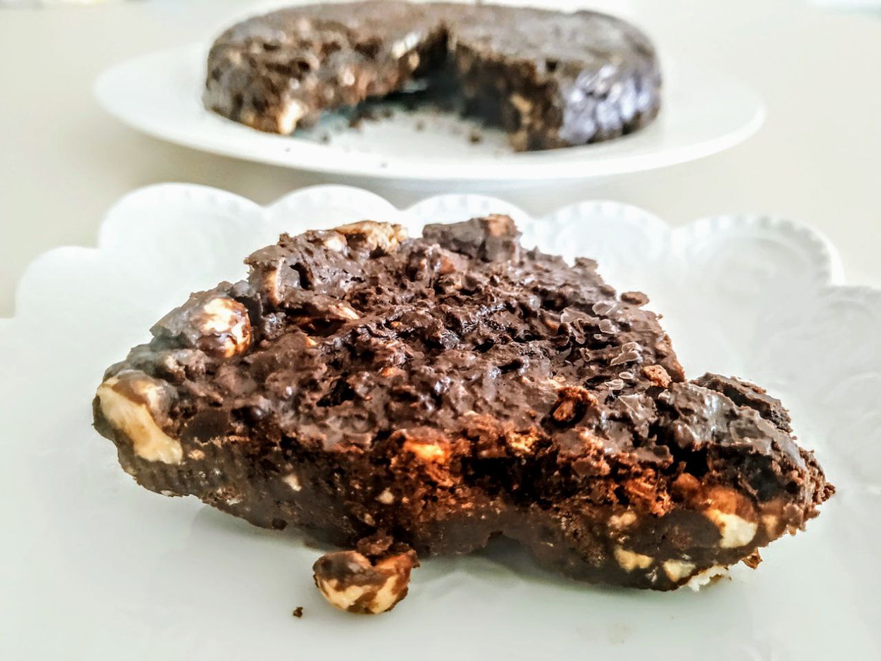 Dolci facili e veloci senza cottura: torta fredda di biscotti cioccolato fondente e nocciole con caffè!