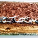 Dolci veloci ed economici senza forno: torta di biscotti al cioccolato e crema pasticcera con zucchero di canna e latte parzialmente scremato