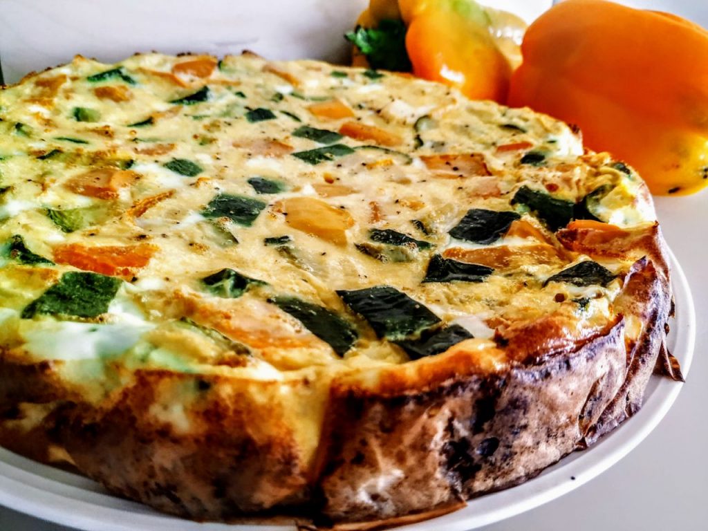 Secondi piatti vegetariani senza burro e senza formaggio facili e veloci: frittata di verdure da cuocere al forno o in padella