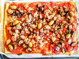 Ricette economiche semplici e veloci senza burro e senza formaggio pizza rossa con datterini pelati bio tonno melanzane e olive verdi