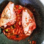 Secondi piatti a base di pesce semplici ed economici: totani in padella con sedano pomodoro e cipolla