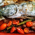 Secondi piatti a base di pesce semplici e light: tonnetto fresco al cartoccio con olive pomodorini e erbe aromatiche