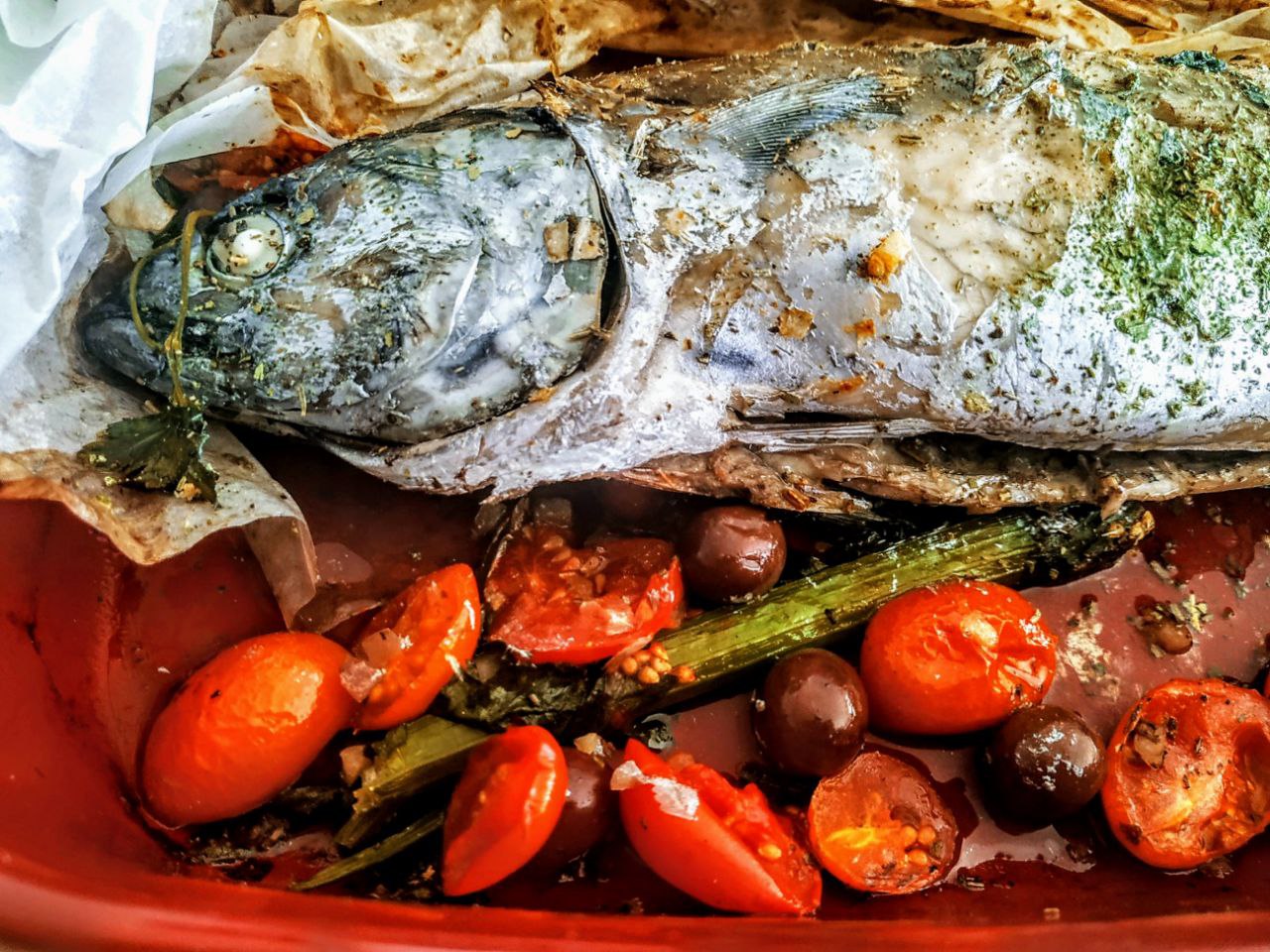 Secondi piatti a base di pesce semplici e light: tonnetto fresco al cartoccio con olive pomodorini e erbe aromatiche