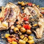 Secondi piatti a base di pesce economici e semplici: filetti di tonnetto alletterato con pomodori olive denocciolate e sedano