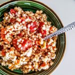 Primi piatti semplici e veloci senza burro e senza formaggio: insalata di grano duro con peperoni e filetti di salmone