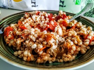 Primi piatti semplici e veloci senza burro e senza formaggio: insalata di grano duro con peperoni e filetti di salmone