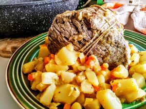 Secondi piatti a base di carne senza burro: roast beef con patate in padella semplice e gustoso