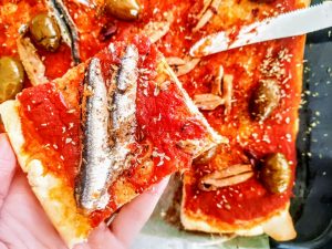 Ricette semplici e veloci senza burro e senza formaggio: pizza rossa con olive verdi Cerignola e filetti di acciughe peperoncino