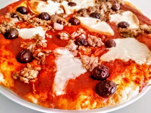 Ricetta semplice e veloce per preparare la pizza: soffice e gustosa con scamorza olive e passata di pomodoro bio