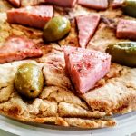 Ricette facili ed economiche senza burro e senza formaggio pizza veloce in padella con mortadella e olive verdi