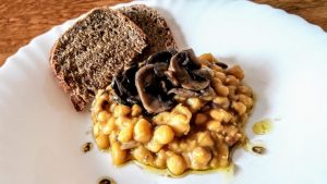 Ricette vegane economiche a base di legumi cicerchia con funghi trifolati e pane di segale