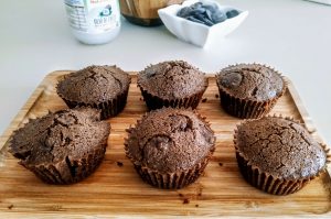 Dolci semplici e veloci senza latte: muffin con gocce di cioccolato fondente zucchero di canna e burro di cocco 