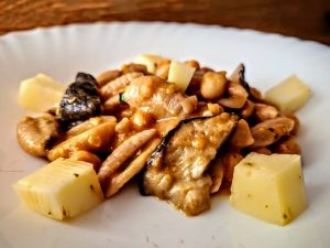 Primi piatti vegetariani senza burro: gnocchetti integrali con ceci funghi cardoncelli e toma! 
