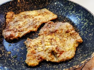 Secondi piatti a base di carne senza burro e senza glutine: cotolette di carne in padella senza frittura con farina di mais fumetto