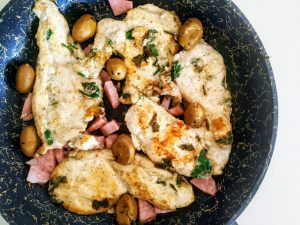 Secondi piatti a base di carne semplici e veloci: petti di pollo morbidi in padella con mortadella e olive verdi