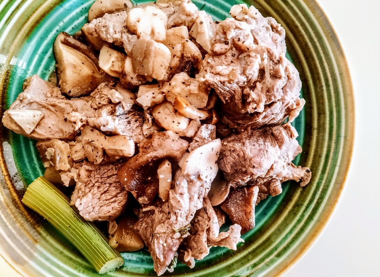 Secondi piatti a base di carne senza burro e senza latte : spezzatino di bovino ai funghi con olio evo