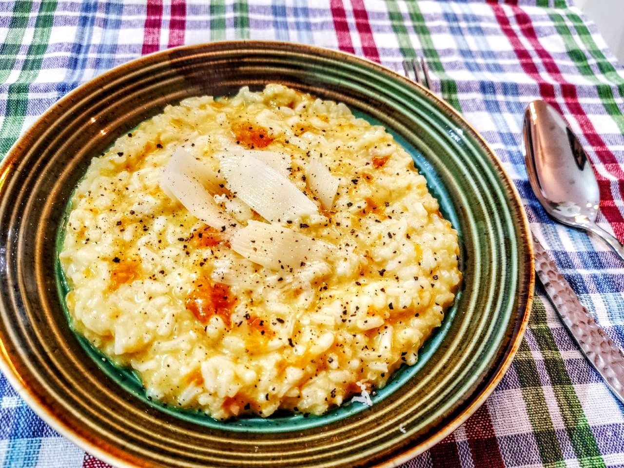 Primi piatti gluten free senza burro: risotto Carnaroli con zucca curcuma e formaggio Piave DOP