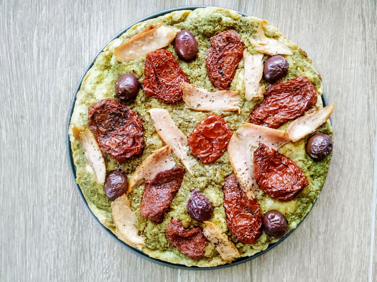 Ricette semplici e veloci senza burro e senza formaggio: pizza veloce con pesto pomodori secchi olive e ventresca di tonno