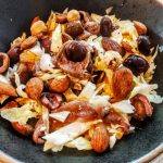 Ricette semplici ed economiche: insalata di cavolo cappuccio con mandorle nocciole olive e acciughe