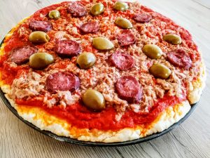 Pizza veloce con passata di pomodoro bio olive tonno e salame al finocchietto