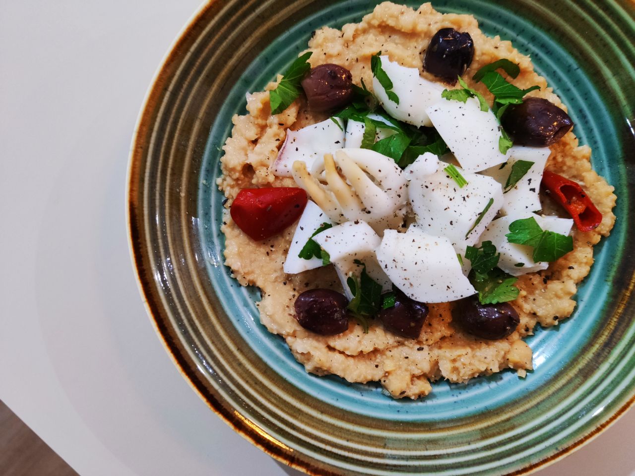 Secondi piatti a base di pesce semplici e veloci: insalata di seppia con crema di ceci e olive nere piccanti