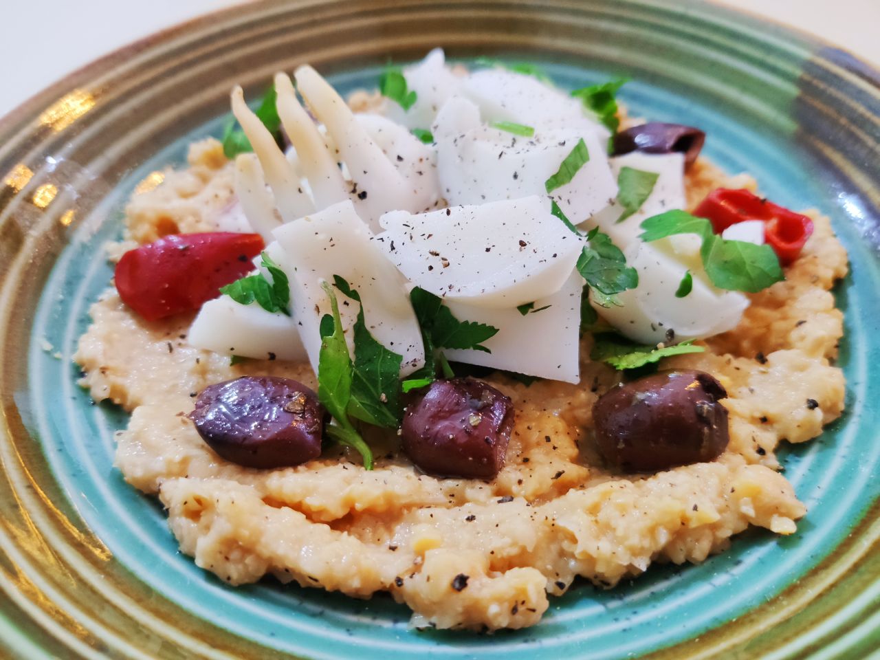 Secondi piatti a base di pesce semplici e veloci: insalata di seppia con crema di ceci e olive nere piccanti