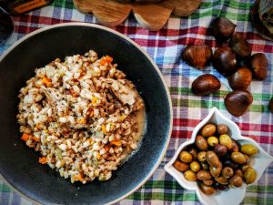 Ricette economiche senza formaggio e senza burro: zuppa di orzo farro e lenticchie con funghi porcini