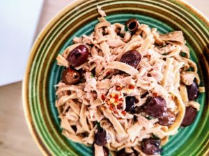 Primi piatti senza burro e senza formaggio: tagliolini con olive nere filetti di tonno e peperoncino
