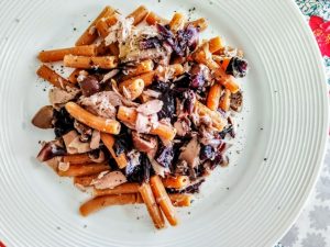 Primi piatti senza glutine e senza formaggio: pasta di lenticchie rosse con radicchio filetti di tonno e olive nere 