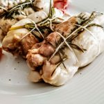 Secondi piatti a base di carne senza burro e senza formaggio: involtini di pollo con prosciutto crudo e rosmarino