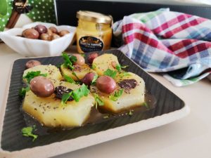 Contorni semplici e veloci senza formaggio: patate con burro al tartufo olive e prezzemolo