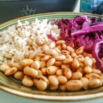 Ricette vegane semplici e veloci: bowl di riso integrale cavolo viola e soia con olio evo e semi di lino