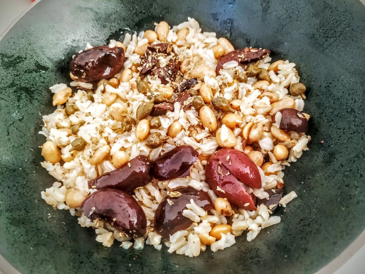 Piatti unici vegani: insalata di riso integrale con soia gialla capperi e olive