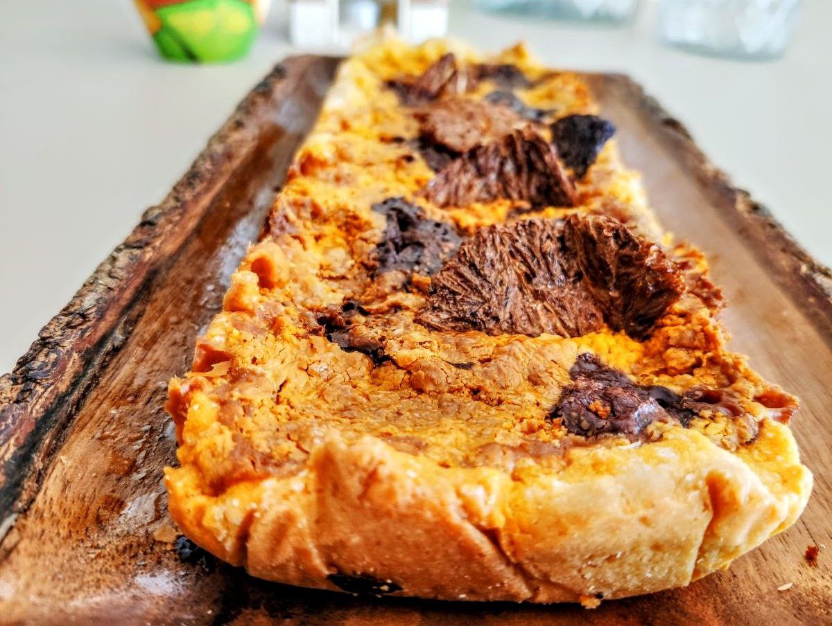 Dolci semplici e veloci senza burro: torta di pasta frolla con crema all'arancia cioccolato fondente e arance essiccate