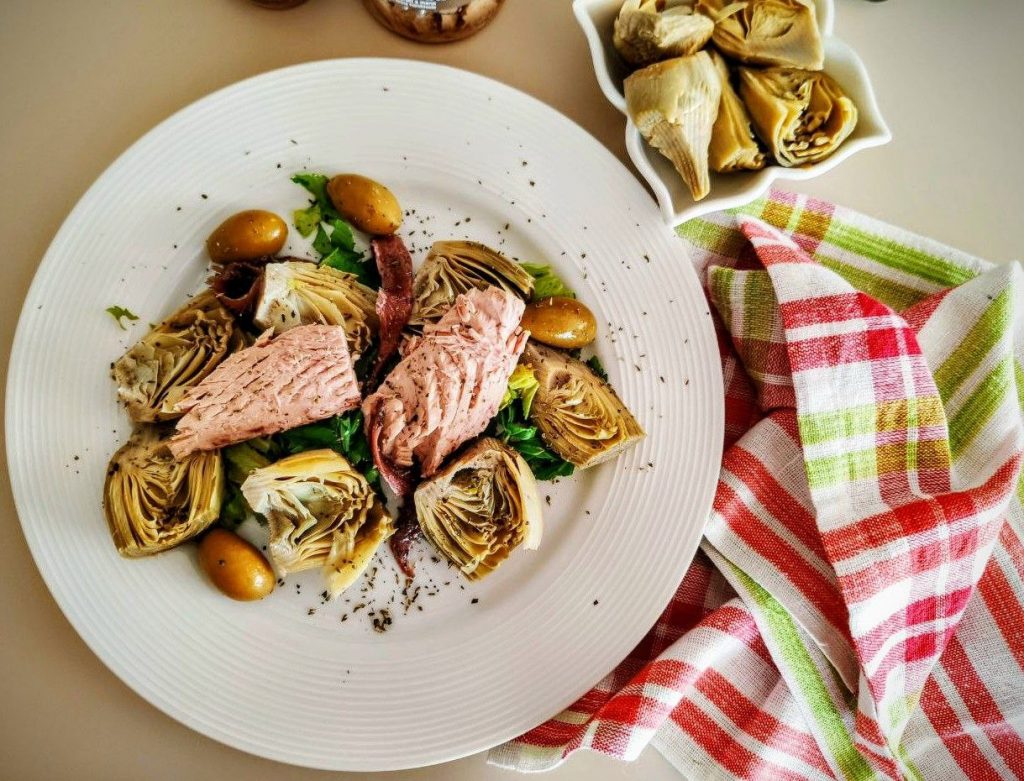 Insalata di carciofi filetti di tonno olive e acciughe