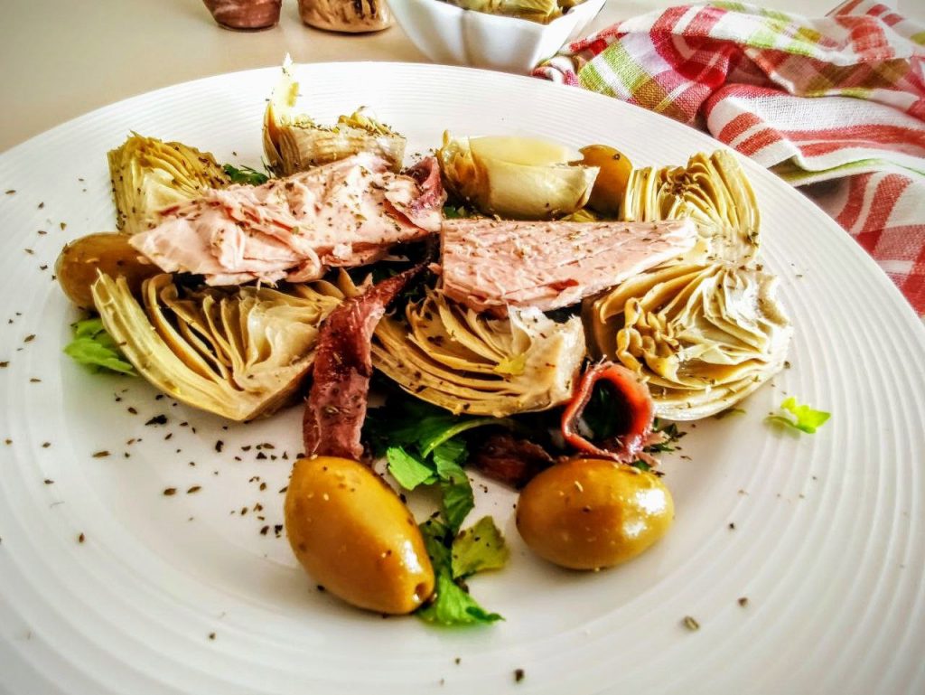 Insalata di carciofi filetti di tonno olive e acciughe