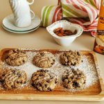 Cookies vegani con bevanda di mandorla e cioccolato fondente