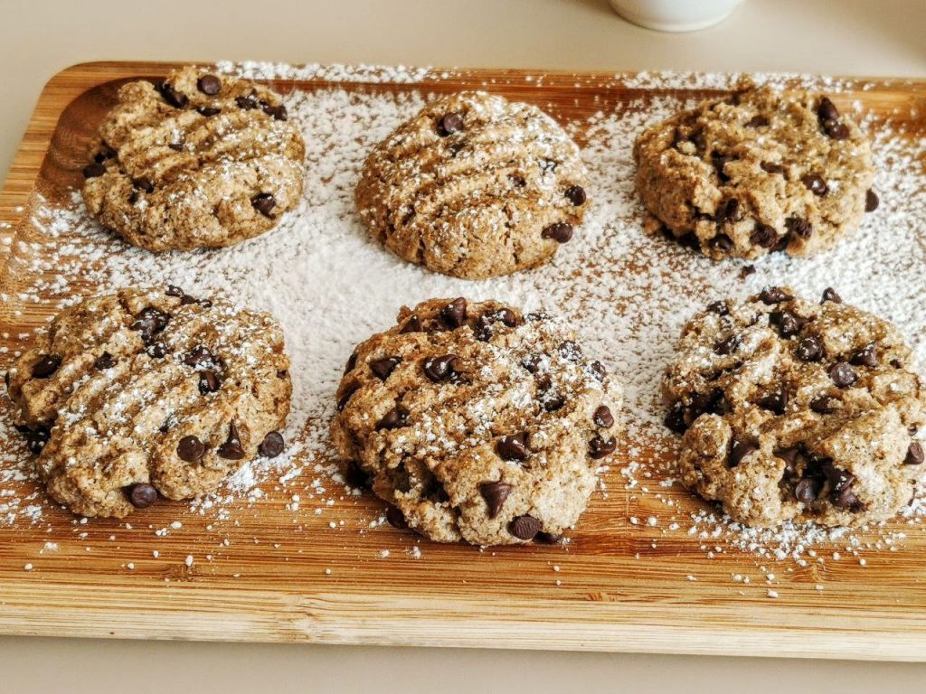 Cookies vegani con bevanda di mandorla e cioccolato fondente